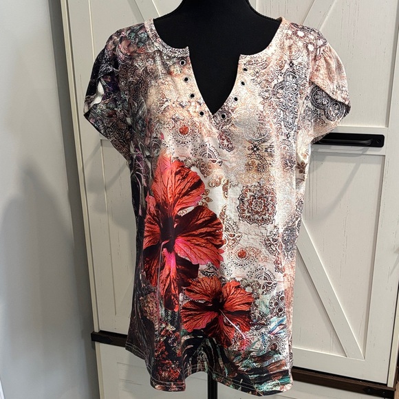 ETCYY NEW Tops - V-Neck Short Sleeve Top Floral design with split sleeve size XL